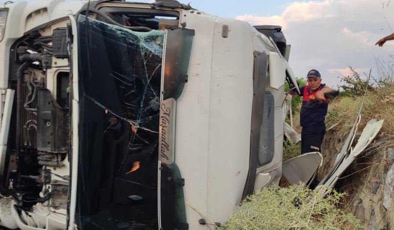 Asfalt tankeri devrildi, sürücü yaralandı