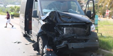 Tur minibüsüyle hafif ticari araç çarpıştı: 2 yaralı