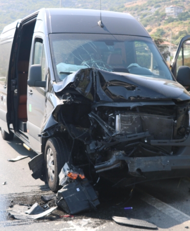 Tur minibüsüyle hafif ticari araç çarpıştı: 2 yaralı