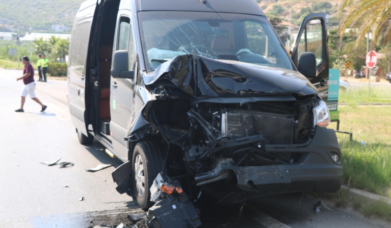 Tur minibüsüyle hafif ticari araç çarpıştı: 2 yaralı