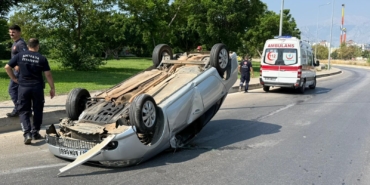 Takla atan otomobilden burunları kanamadan çıktılar