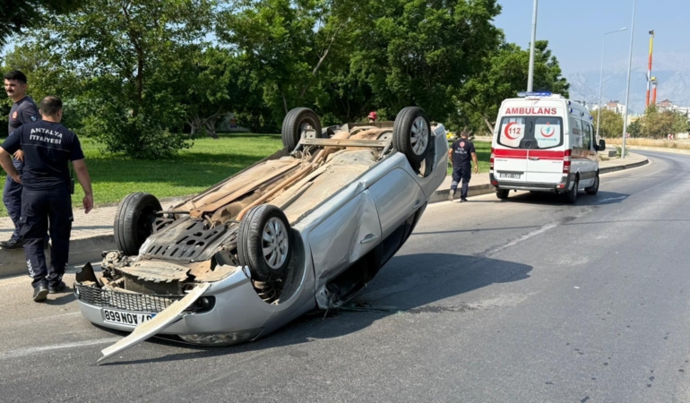 Takla atan otomobilden burunları kanamadan çıktılar