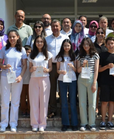 LGS'de başarılı olan öğrencilere ödül