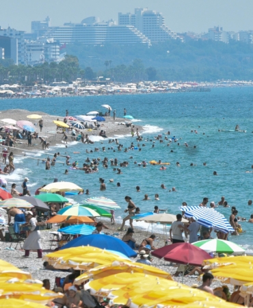 '53 derece' uyarısı yapılan Antalya'da hissedilen sıcaklık 46,6 derece oldu