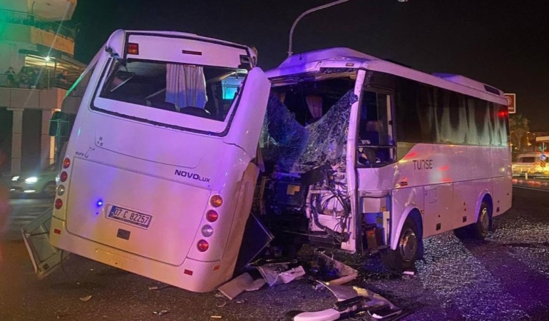 3 midibüsün karıştığı kazada 6 yaralı