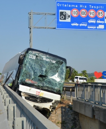 34 turistin bulunduğu otobüs faciaya ramak kala durdu