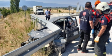 Bariyere çarpan otomobilde yaralandı