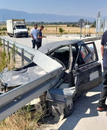 Bariyere çarpan otomobilde yaralandı