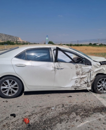 Traktörle otomobil çarpıştı: 5 yaralı