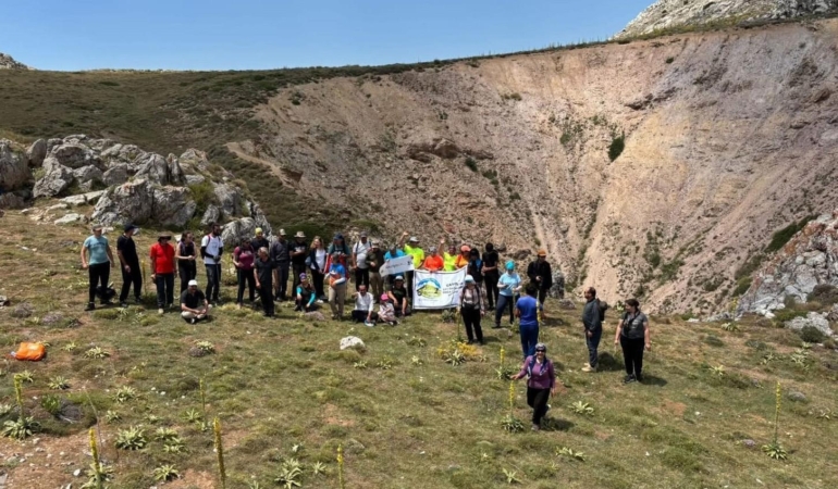 Doğa severlerden Karga Kuyusu'na gezi