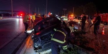 Otomobil refüjdeki direğe çarptı: 2 yaralı