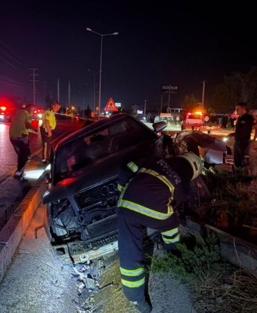 Otomobil refüjdeki direğe çarptı: 2 yaralı