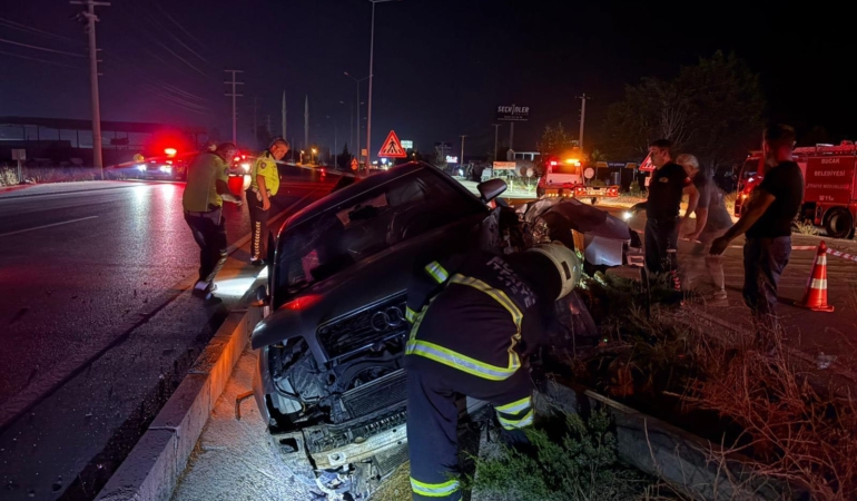 Otomobil refüjdeki direğe çarptı: 2 yaralı