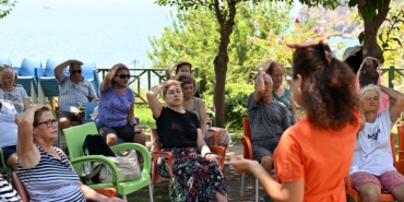 Yaşlı Evi'nde yoga ve meditasyon