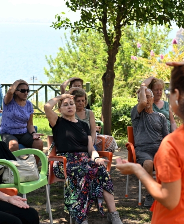 Yaşlı Evi'nde yoga ve meditasyon