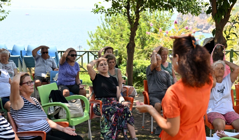 Yaşlı Evi'nde yoga ve meditasyon