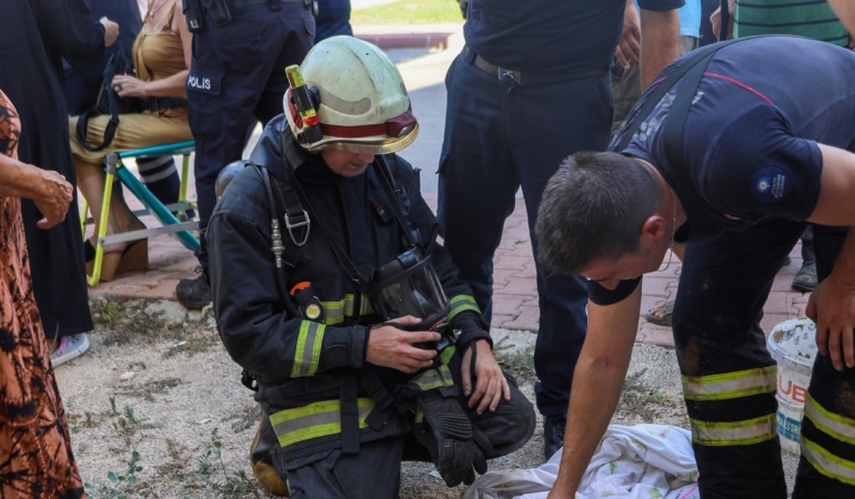 Yanan evini görünce bayıldı, dumandan etkilenen kedisine itfaiye eri oksijen verdi