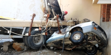 Freni boşalan çöp kamyonu direği devirip, 2 otomobili ezdi, çıkan yangın büyümeden söndürüldü