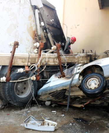 Freni boşalan çöp kamyonu direği devirip, 2 otomobili ezdi, çıkan yangın büyümeden söndürüldü