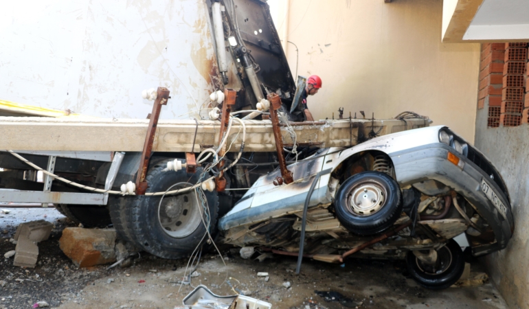 Freni boşalan çöp kamyonu direği devirip, 2 otomobili ezdi, çıkan yangın büyümeden söndürüldü