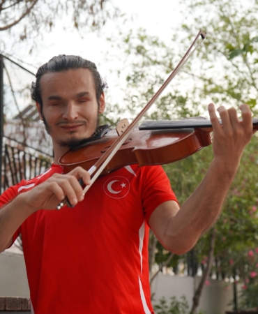 Görme engelli Ragıp Ali hem spor hem müzik kariyerinde kalıcılığı hedefliyor