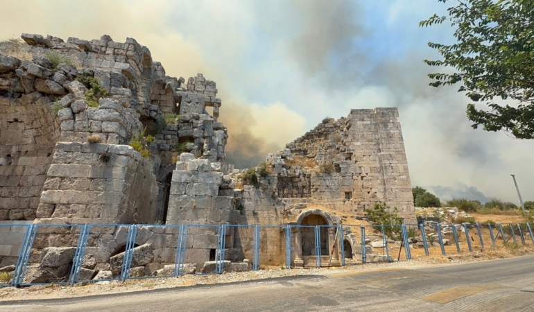 Antalya’da 3 orman yangın kontrol altında, 2’sine müdahale sürüyor (5)