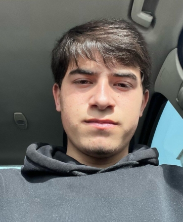 Hafif ticari araçla çarpışan motosikletli öldü