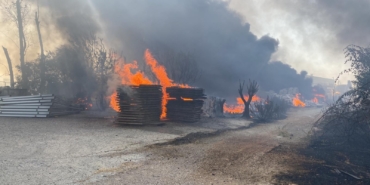 Antalya’da arazide çıkan yangın, mobilya fabrikasına sıçradı
