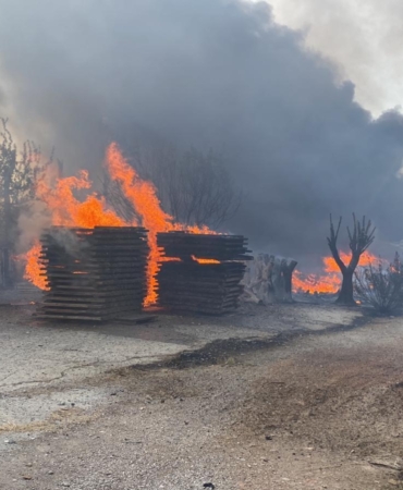Antalya’da arazide çıkan yangın, mobilya fabrikasına sıçradı