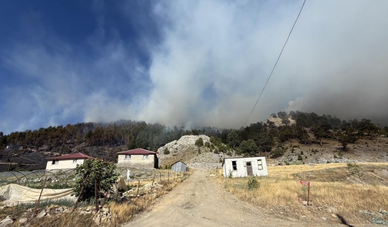 Antalya’da 4 orman yangını kontrol altında, 2’sine müdahale sürüyor (13)