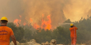 Antalya’da rekor sıcaklıkta ‘orman yangını fırtınası’- Yeniden