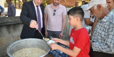 Kaymakam Türker, aşure dağıttı