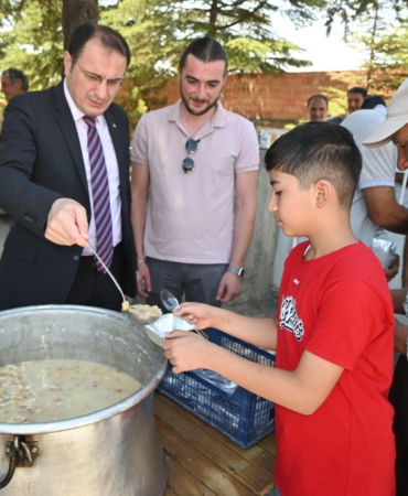 Kaymakam Türker, aşure dağıttı