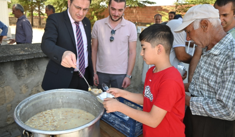 Kaymakam Türker, aşure dağıttı