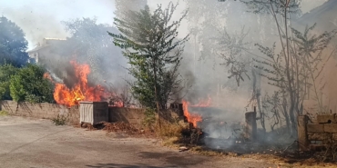 Kullanılmayan evin bahçesinde çıkan yangın korkuttu