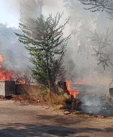 Kullanılmayan evin bahçesinde çıkan yangın korkuttu