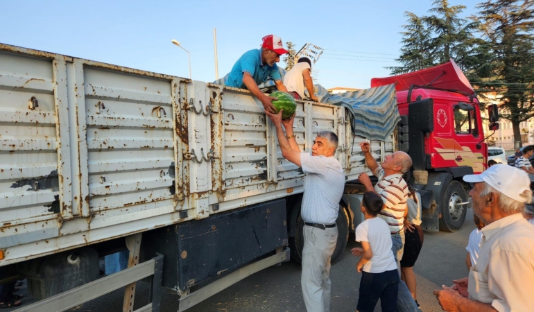 22 ton karpuzu dağıttı