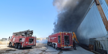 Fabrika bahçesinde yangın; 2 işçi dumandan etkilendi