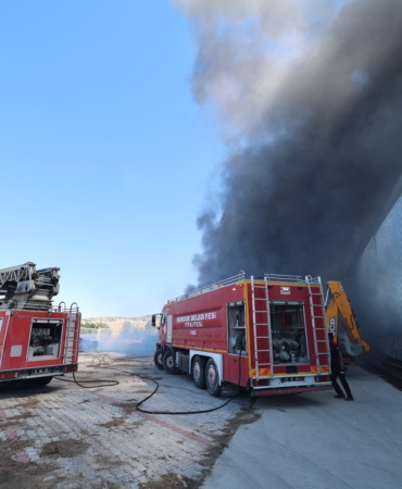 Fabrika bahçesinde yangın; 2 işçi dumandan etkilendi