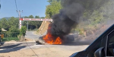 Seyir halindeyken yanan otomobil kullanılamaz hale geldi