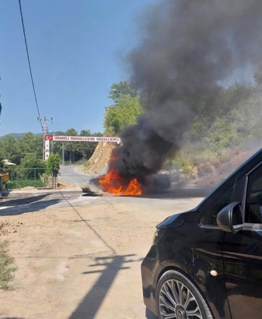 Seyir halindeyken yanan otomobil kullanılamaz hale geldi