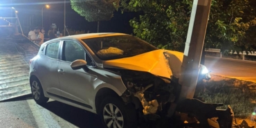 Aydınlatma direğine çarpan otomobildeki 2’si çocuk, 4 kişi yaralandı