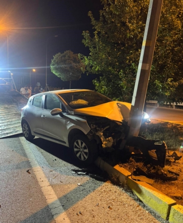 Aydınlatma direğine çarpan otomobildeki 2’si çocuk, 4 kişi yaralandı