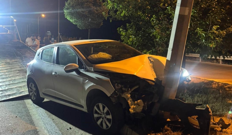 Aydınlatma direğine çarpan otomobildeki 2’si çocuk, 4 kişi yaralandı