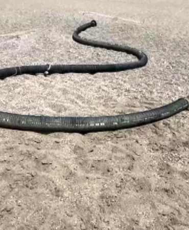 Kirlilikle gündeme gelen sahilde 500 metrelik boru kıyıya vurdu