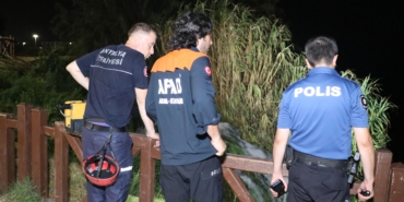 Falezlerden denize düştüğü iddia edilen kişi aranıyor