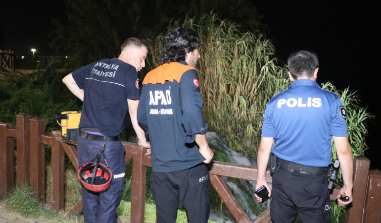 Falezlerden denize düştüğü iddia edilen kişi aranıyor