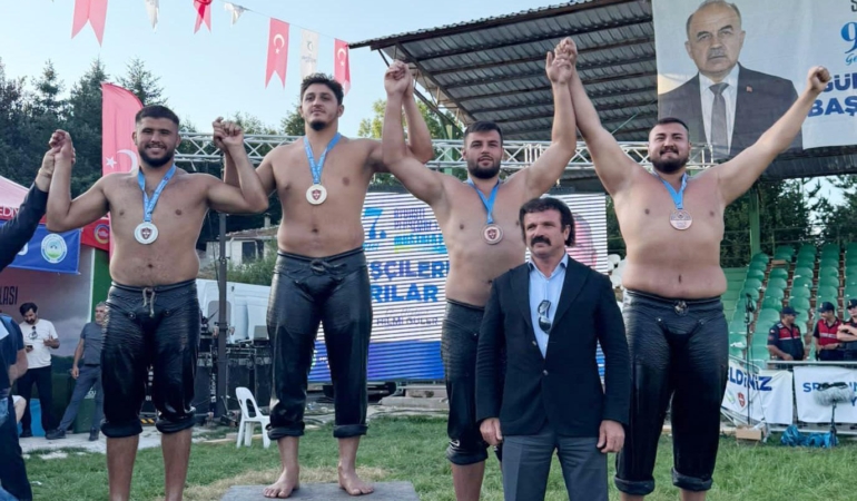 Kemer Belediyesi güreşçileri kürsüye çıktı