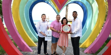 20 yıldır Kemer’e gelen Finli çifte teşekkür plaketi