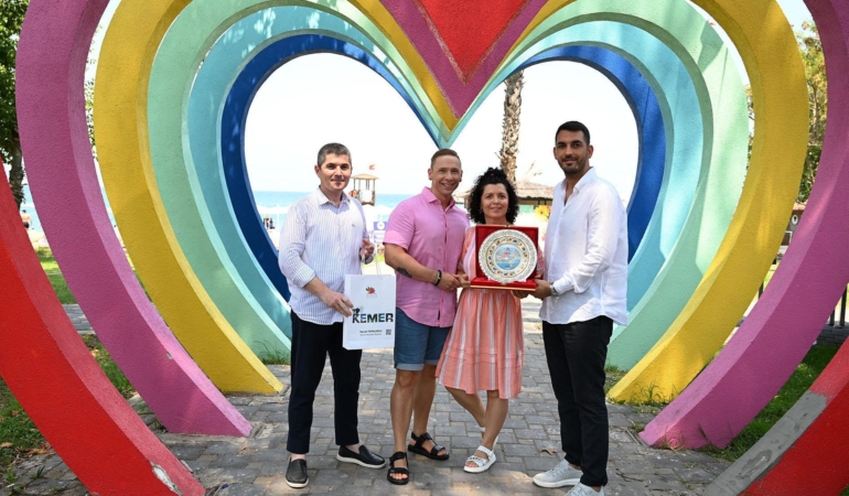 20 yıldır Kemer’e gelen Finli çifte teşekkür plaketi